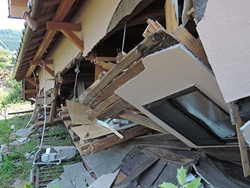 地震で被害にあった建物画像