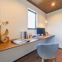 【書斎】 「家族に気を使わずに仕事ができる」環境が必要な方はいらっしゃいませんか？「仕事部屋」ではなく、お好みの本・音楽・時計などのコレクション空間としても活躍します。