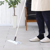 【ノンワックス フローリング】 表面のキズやひび割れ、汚れに強い特殊素材仕上げ。面倒なワックスがけも必要ありません。癒し効果のある天然木目の『ゆらぎ』の質感を追求し表現した美しいフローリングです。