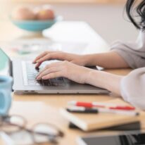 【デスクワークスペース】 リモートワークや家事の合間、子どもの様子を見守りながらのちょっとした作業にもお勧めです。生活動線に溶け込む設計で、仕事と暮らしを心地よく切り替えられる空間です。