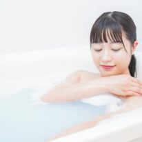 【保温浴槽バスルーム】 ダブル保温構造でお湯が冷めにくく、4時間後でも湯温低下はわずか2.5℃程度。一般的な浴槽に比べ追いだきの回数もグッと減らせるので省エネ・節約にもつながります。