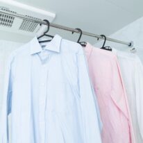 【浴室暖房 乾燥機】 雨の日や夜間など、天気や時間を気にせず毎日好きな時間に洗濯物を干すことが可能です。冬は浴室内を暖めることができ、夏は涼しくすることができるため、快適な入浴時間をお楽しみください。