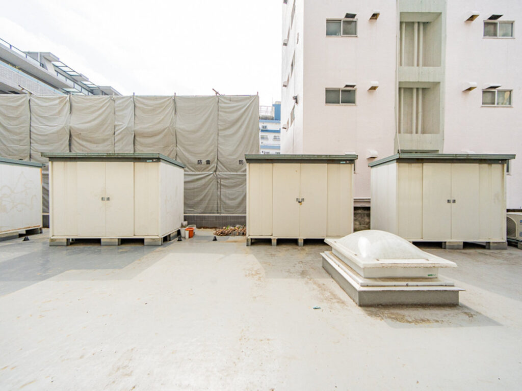 【ルーフテラス】ルーフテラス、20.93m2の物置が利用可能です。