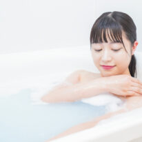 【保温浴槽バスルーム】 ダブル保温構造でお湯が冷めにくく、4時間後でも湯温低下はわずか2.5℃程度。一般的な浴槽に比べ追いだきの回数もグッと減らせるので省エネ・節約にもつながります。