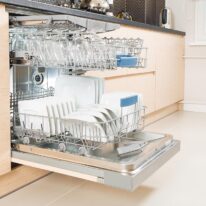 【フロントオープン型 食洗洗い乾燥機】 扉が約90度開き、従来のスライドオープンタイプのおよそ1.3倍の容量を一度に洗う事が可能です。洗い物の回数を減らし、毎日の家事時間を大幅に短縮します。