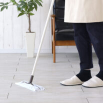 【ノンワックス フローリング】 表面のキズやひび割れ、汚れに強い特殊素材仕上げ。面倒なワックスがけも必要ありません。癒し効果のある天然木目の『ゆらぎ』の質感を追求し表現した美しいフローリングです。