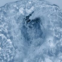 【お掃除楽々 トイレ】表面のツルツルとした質感が100年間続き、ガンコな水アカや汚物の落としやすさやキズや細菌の繁殖を抑える性能が続きます。またフォルムはお掃除がしやすく、清潔な状態を保ちます。 【お掃除楽々 トイレ】表面のツルツルとした質感が100年間続き、ガンコな水アカや汚物の落としやすさやキズや細菌の繁殖を抑える性能が続きます。またフォルムはお掃除がしやすく、清潔な状態を保ちます。