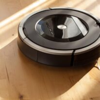 【ロボット掃除機スペース】 空間を有効活用し、ロボット掃除機の収納&充電スペースを設けました。そのまま置くと部屋の中で存在感を放ってしまうロボット掃除機を格納し、部屋をすっきり見せることが可能です。 【ロボット掃除機スペース】 空間を有効活用し、ロボット掃除機の収納&充電スペースを設けました。そのまま置くと部屋の中で存在感を放ってしまうロボット掃除機を格納し、部屋をすっきり見せることが可能です。