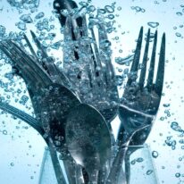 【除菌洗浄 食洗器】 洗剤を除菌性能が活性化する温度にコントロールして洗浄。油を溶かし汚れを落とします。また、すすぎの行程で銀イオン抗菌作用水を庫内に拡散し、食器や水槽全体に抗菌コート生成します。