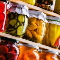 【キッチンパントリー】 調理器具や食器やストック類は見せずに収納できる圧倒的な大型収納。生活感を感じさせない洗練された空間を生み出します。