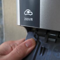 【電気自動車用 200Vコンセント】 東京都で特に普及が進む電気自動車用に、後から増設すると高額になる200Vコンセントを先行して標準装備。高圧洗浄機や電動工具、防犯カメラなども充電可能です。